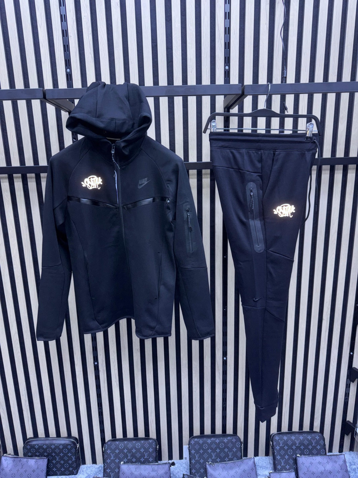 Nike tech black por synaworld edición limitada