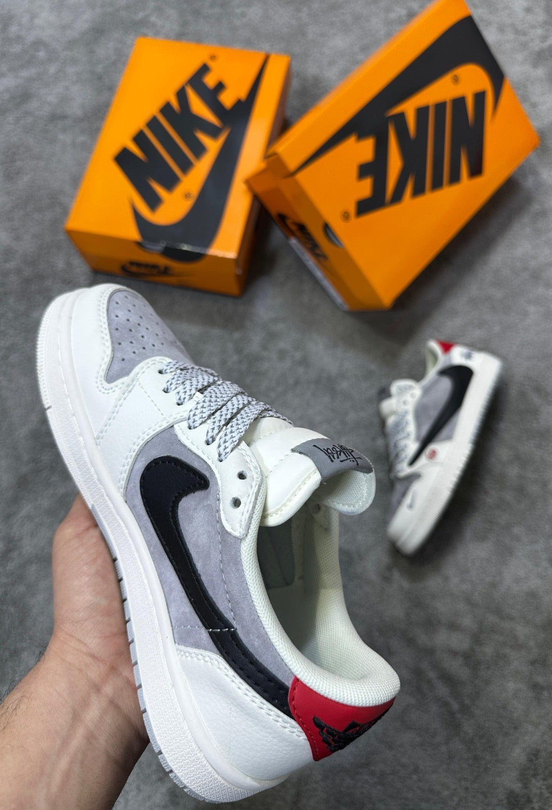 Travis Scott x Air Jordan 1 Low OG en colaboración con Stüssy