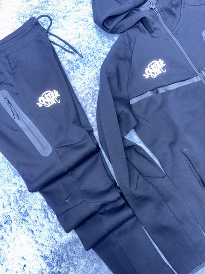 Nike tech black por synaworld edición limitada