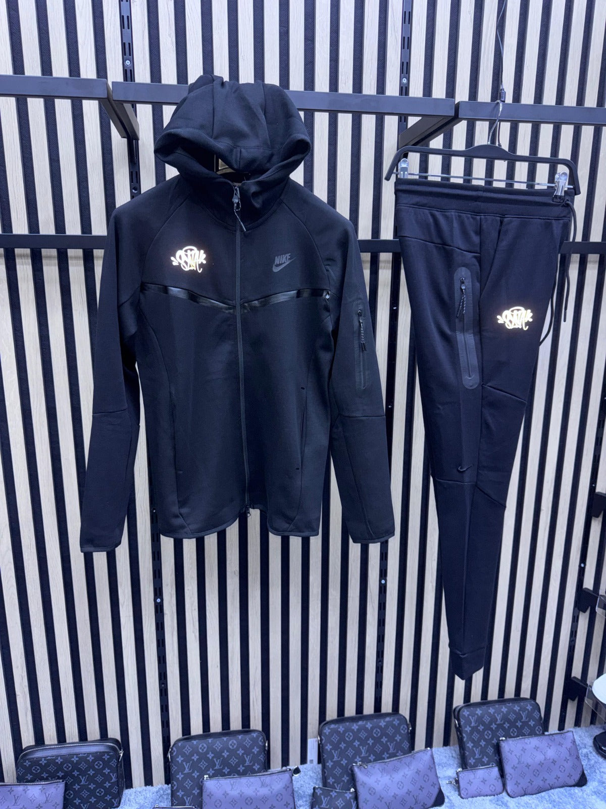 Nike tech black por synaworld edición limitada