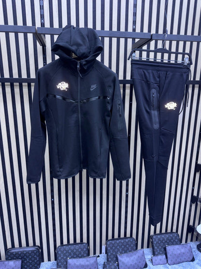 Nike tech black por synaworld edición limitada