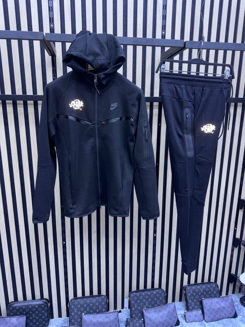 Nike tech black por synaworld edición limitada