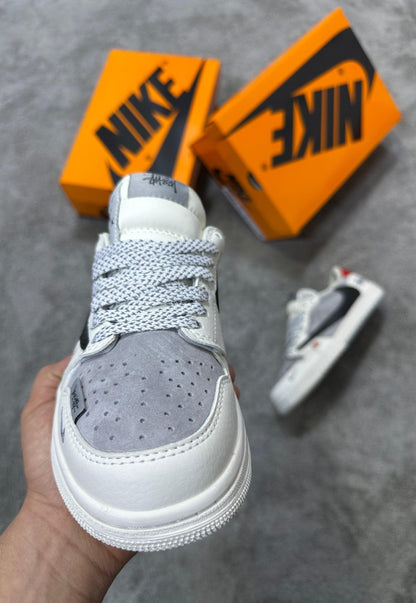 Travis Scott x Air Jordan 1 Low OG en colaboración con Stüssy