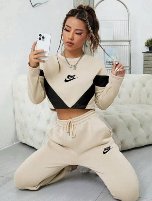 Conjunto Nike mujer crema/negro