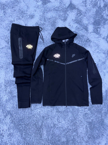 Nike tech black por synaworld edición limitada