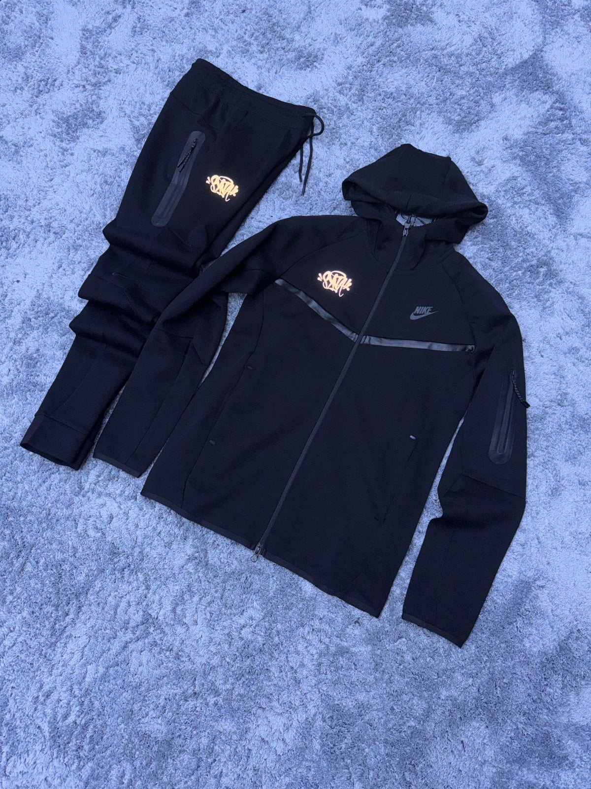 Nike tech black por synaworld edición limitada