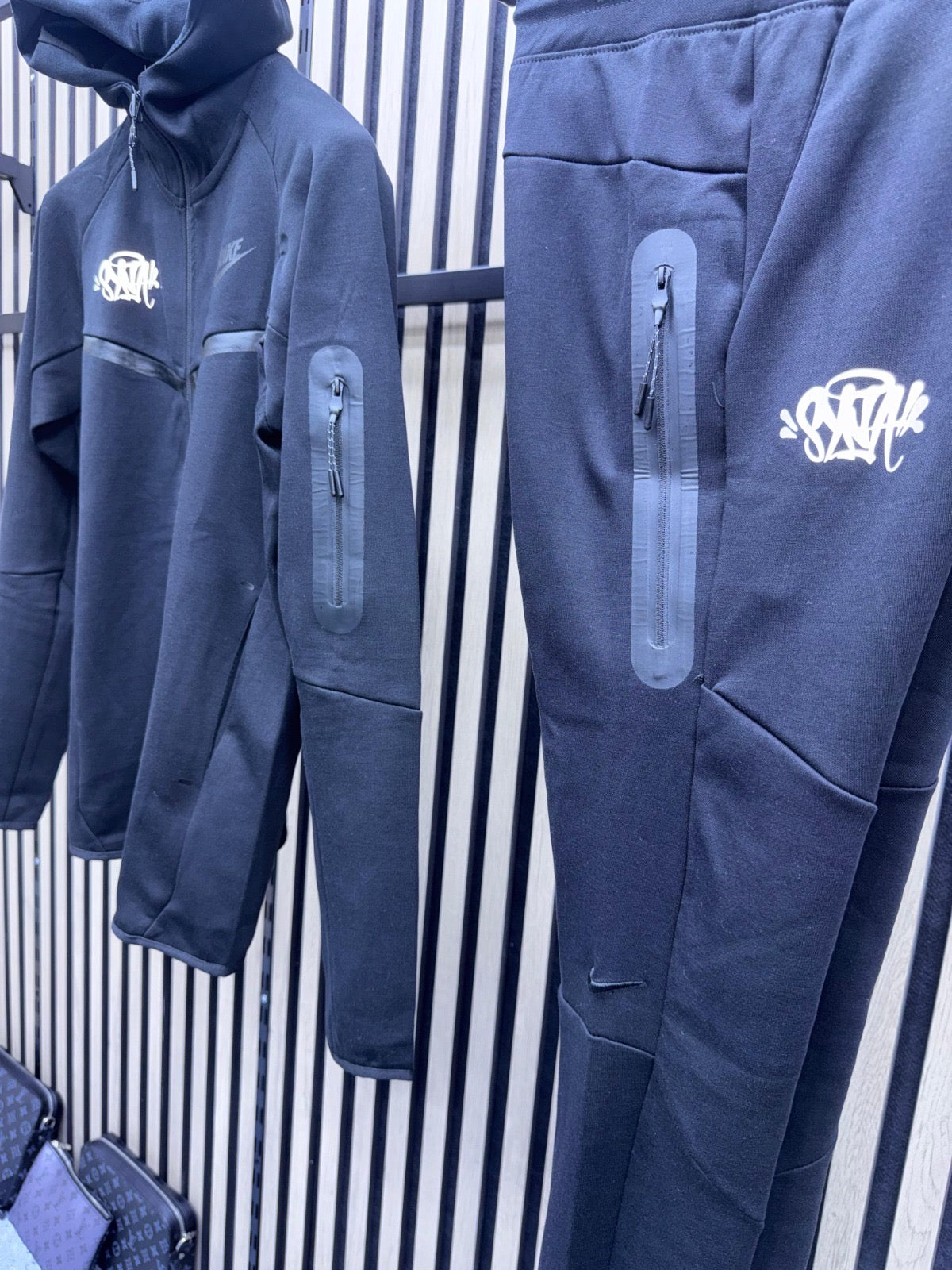 Nike tech black por synaworld edición limitada