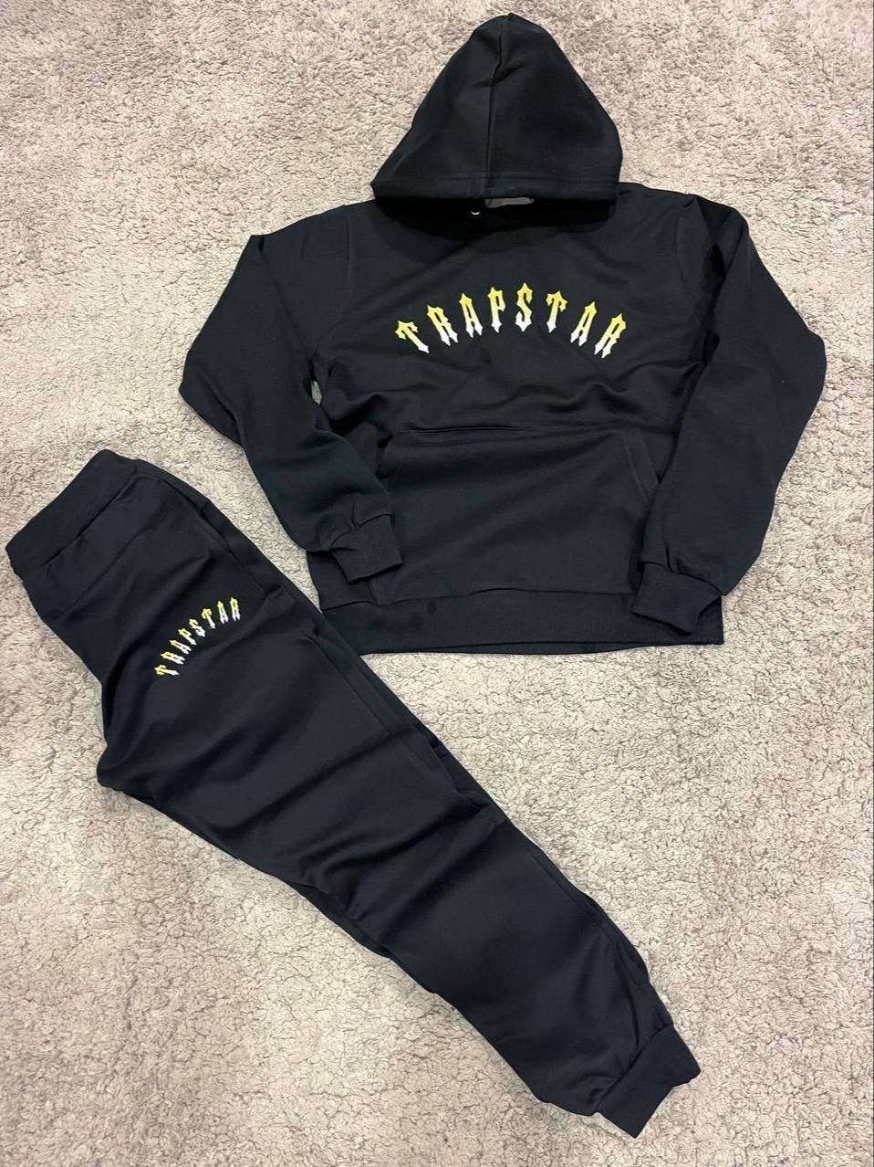 Trapstar negro y amarillo
